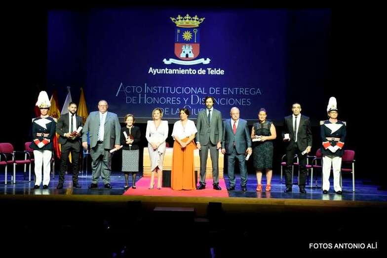 La alcaldesa de Telde con los seis homenajeados esta noche en el Teatro Municipal (Foto TA)